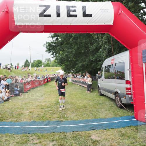 21.06.2025 - 27. Vierlanden-Triathlon MichiJ http://msf.ph/oto/8038124 15.06.2026 13:15:40 Ziel 77 meine-sportfotos.de