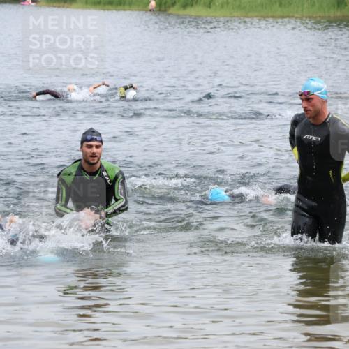 21.06.2025 - 27. Vierlanden-Triathlon Lena Gebhardt http://msf.ph/oto/8038127 15.06.2025 12:10:12 Schwimmen 1039, 1040, 1043 meine-sportfotos.de