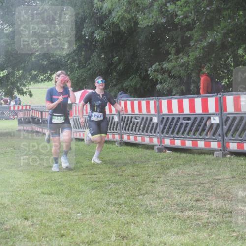 21.06.2025 - 27. Vierlanden-Triathlon KatJ http://msf.ph/oto/8038135 15.06.2025 14:20:14 Ziel 910, 1209, 1213 meine-sportfotos.de