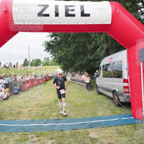 21.06.2025 - 27. Vierlanden-Triathlon MichiJ http://msf.ph/oto/8038138 15.06.2026 13:15:40 Ziel 77 meine-sportfotos.de