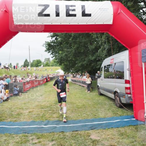 21.06.2025 - 27. Vierlanden-Triathlon MichiJ http://msf.ph/oto/8038144 15.06.2026 13:15:40 Ziel 77 meine-sportfotos.de