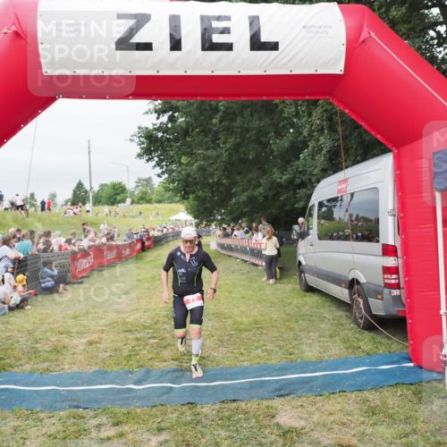 21.06.2025 - 27. Vierlanden-Triathlon MichiJ http://msf.ph/oto/8038150 15.06.2026 13:15:40 Ziel 77 meine-sportfotos.de
