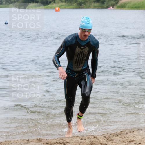 21.06.2025 - 27. Vierlanden-Triathlon Lena Gebhardt http://msf.ph/oto/8038154 15.06.2025 12:10:17 Schwimmen 1039, 1040, 1041, 1042, 1043 meine-sportfotos.de
