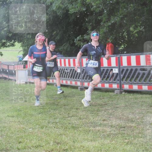 21.06.2025 - 27. Vierlanden-Triathlon KatJ http://msf.ph/oto/8038165 15.06.2025 14:20:15 Ziel 910, 1209, 1213 meine-sportfotos.de