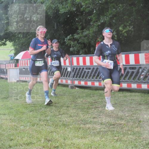 21.06.2025 - 27. Vierlanden-Triathlon KatJ http://msf.ph/oto/8038168 15.06.2025 14:20:15 Ziel 910, 1209, 1213 meine-sportfotos.de