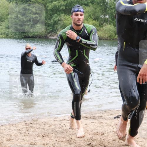 21.06.2025 - 27. Vierlanden-Triathlon Lena Gebhardt http://msf.ph/oto/8038169 15.06.2025 12:10:18 Schwimmen 1039, 1040, 1041, 1042, 1043 meine-sportfotos.de