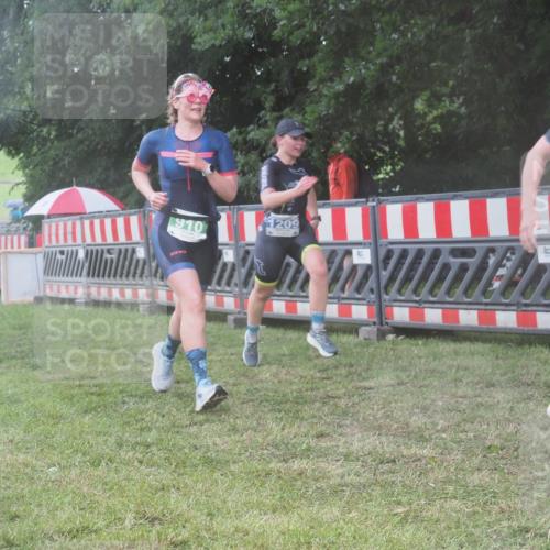 21.06.2025 - 27. Vierlanden-Triathlon KatJ http://msf.ph/oto/8038180 15.06.2025 14:20:15 Ziel 910, 1209, 1213 meine-sportfotos.de
