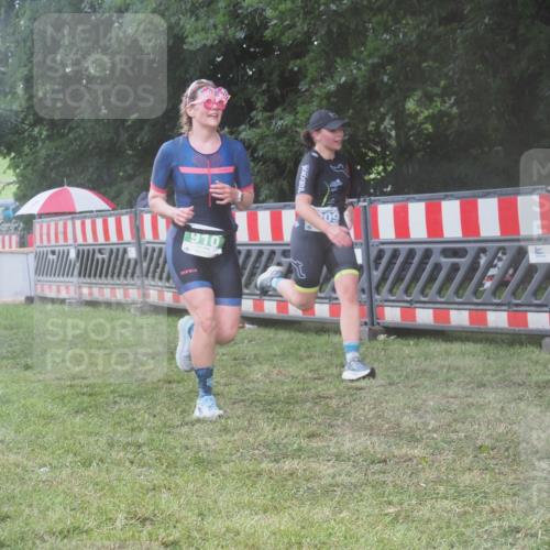 21.06.2025 - 27. Vierlanden-Triathlon KatJ http://msf.ph/oto/8038184 15.06.2025 14:20:15 Ziel 910, 1209, 1213 meine-sportfotos.de