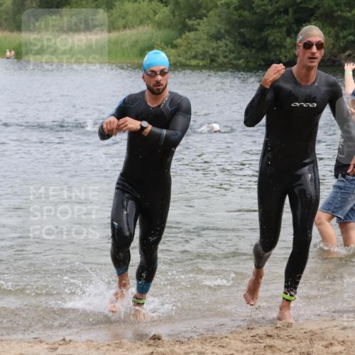 21.06.2025 - 27. Vierlanden-Triathlon Lena Gebhardt http://msf.ph/oto/8038187 15.06.2025 12:10:20 Schwimmen 1039, 1040, 1041, 1042, 1043 meine-sportfotos.de