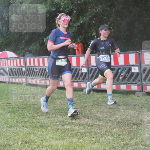 21.06.2025 - 27. Vierlanden-Triathlon KatJ http://msf.ph/oto/8038191 15.06.2025 14:20:16 Ziel 910, 1209, 1213 meine-sportfotos.de