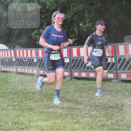 21.06.2025 - 27. Vierlanden-Triathlon KatJ http://msf.ph/oto/8038195 15.06.2025 14:20:16 Ziel 910, 1209, 1213 meine-sportfotos.de