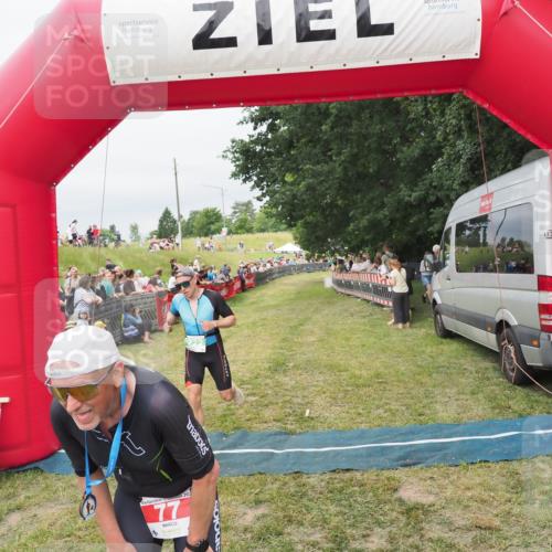 21.06.2025 - 27. Vierlanden-Triathlon MichiJ http://msf.ph/oto/8038201 15.06.2026 13:15:46 Ziel 77, 722 meine-sportfotos.de
