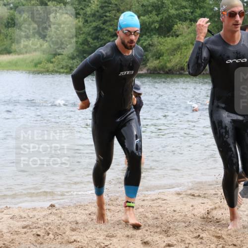 21.06.2025 - 27. Vierlanden-Triathlon Lena Gebhardt http://msf.ph/oto/8038203 15.06.2025 12:10:22 Schwimmen 1039, 1040, 1041, 1042, 1043 meine-sportfotos.de