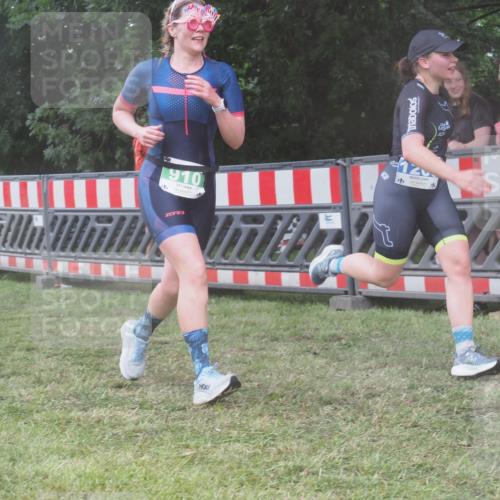 21.06.2025 - 27. Vierlanden-Triathlon KatJ http://msf.ph/oto/8038204 15.06.2025 14:20:16 Ziel 910, 1209, 1213 meine-sportfotos.de