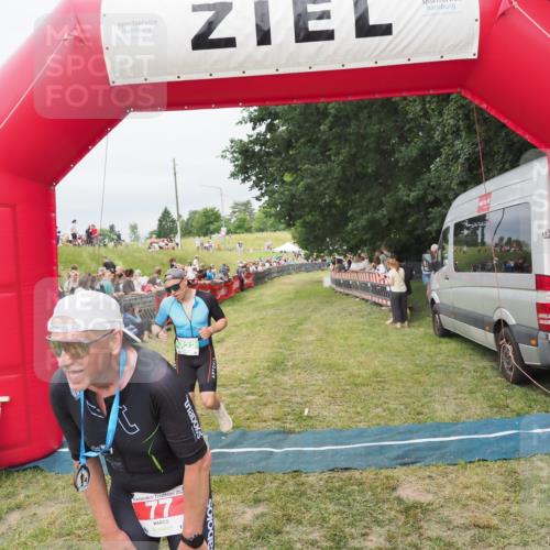 21.06.2025 - 27. Vierlanden-Triathlon MichiJ http://msf.ph/oto/8038207 15.06.2026 13:15:47 Ziel 77, 722 meine-sportfotos.de