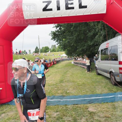 21.06.2025 - 27. Vierlanden-Triathlon MichiJ http://msf.ph/oto/8038214 15.06.2026 13:15:47 Ziel 77, 722 meine-sportfotos.de