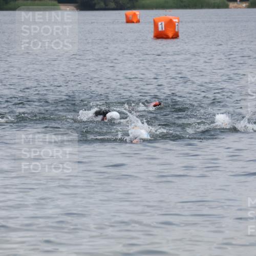 21.06.2025 - 27. Vierlanden-Triathlon Lena Gebhardt http://msf.ph/oto/8038217 15.06.2025 12:10:32 Schwimmen 1041, 1042 meine-sportfotos.de