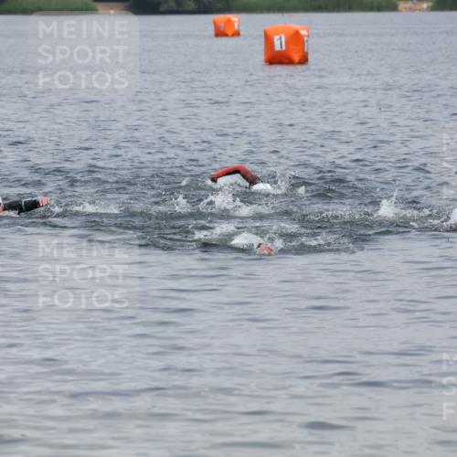 21.06.2025 - 27. Vierlanden-Triathlon Lena Gebhardt http://msf.ph/oto/8038221 15.06.2025 12:10:33 Schwimmen 1041, 1042 meine-sportfotos.de