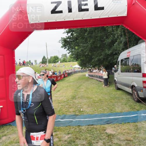 21.06.2025 - 27. Vierlanden-Triathlon MichiJ http://msf.ph/oto/8038222 15.06.2026 13:15:47 Ziel 77, 722 meine-sportfotos.de