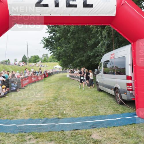 21.06.2025 - 27. Vierlanden-Triathlon MichiJ http://msf.ph/oto/8038227 15.06.2026 13:16:00 Ziel 793 meine-sportfotos.de