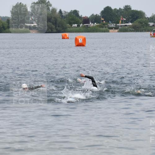 21.06.2025 - 27. Vierlanden-Triathlon Lena Gebhardt http://msf.ph/oto/8038236 15.06.2025 12:10:36 Schwimmen  meine-sportfotos.de