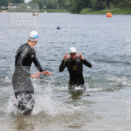 21.06.2025 - 27. Vierlanden-Triathlon Lena Gebhardt http://msf.ph/oto/8038241 15.06.2025 12:10:52 Schwimmen 1044, 1045, 1047, 1048 meine-sportfotos.de
