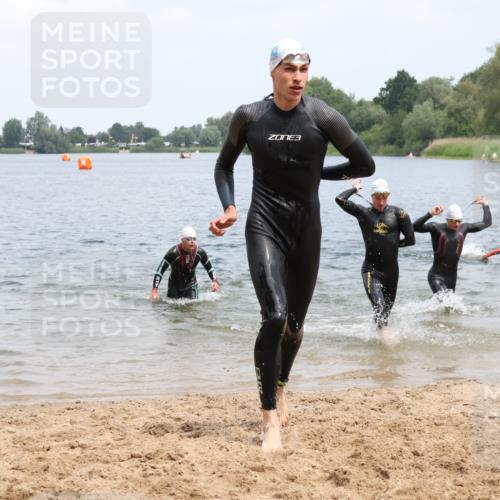21.06.2025 - 27. Vierlanden-Triathlon Lena Gebhardt http://msf.ph/oto/8038274 15.06.2025 12:10:55 Schwimmen 1044, 1045, 1046, 1047, 1048 meine-sportfotos.de