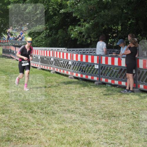 15.06.2025 - 27. Vierlanden-Triathlon KatJ http://msf.ph/oto/8038286 15.06.2025 11:32:20 Schwimmen  meine-sportfotos.de