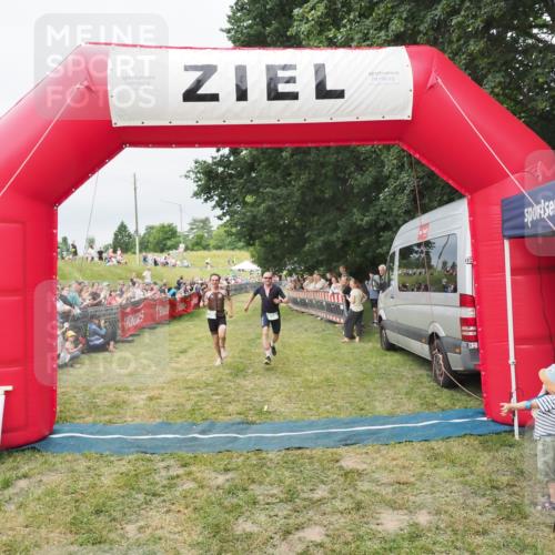 21.06.2025 - 27. Vierlanden-Triathlon MichiJ http://msf.ph/oto/8038289 15.06.2026 13:16:23 Ziel 696, 708 meine-sportfotos.de