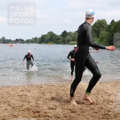 21.06.2025 - 27. Vierlanden-Triathlon Lena Gebhardt http://msf.ph/oto/8038298 15.06.2025 12:10:56 Schwimmen 1044, 1045, 1046, 1047, 1048 meine-sportfotos.de