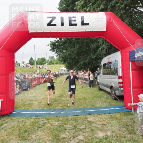 21.06.2025 - 27. Vierlanden-Triathlon MichiJ http://msf.ph/oto/8038300 15.06.2026 13:16:24 Ziel 696, 708 meine-sportfotos.de