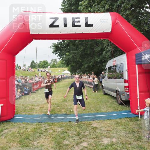 21.06.2025 - 27. Vierlanden-Triathlon MichiJ http://msf.ph/oto/8038306 15.06.2026 13:16:24 Ziel 696, 708 meine-sportfotos.de