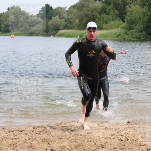 21.06.2025 - 27. Vierlanden-Triathlon Lena Gebhardt http://msf.ph/oto/8038307 15.06.2025 12:10:57 Schwimmen 1044, 1045, 1046, 1047, 1048 meine-sportfotos.de