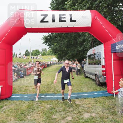 21.06.2025 - 27. Vierlanden-Triathlon MichiJ http://msf.ph/oto/8038310 15.06.2026 13:16:24 Ziel 696, 708 meine-sportfotos.de