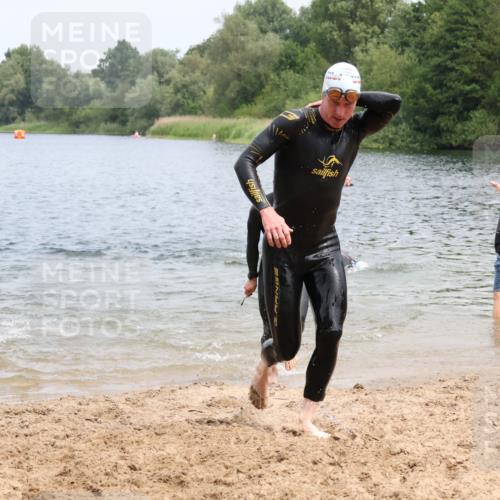 21.06.2025 - 27. Vierlanden-Triathlon Lena Gebhardt http://msf.ph/oto/8038312 15.06.2025 12:10:57 Schwimmen 1044, 1045, 1046, 1047, 1048 meine-sportfotos.de