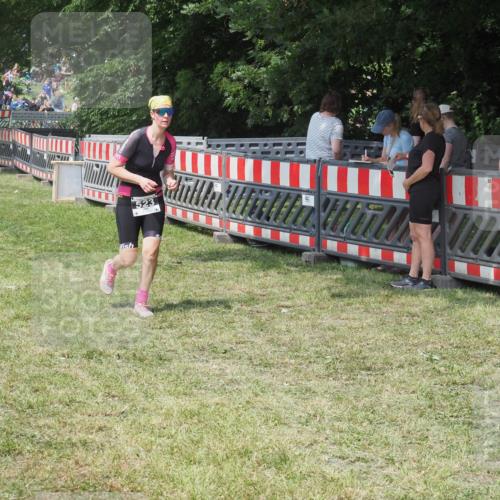 15.06.2025 - 27. Vierlanden-Triathlon KatJ http://msf.ph/oto/8038315 15.06.2025 11:32:21 Schwimmen  meine-sportfotos.de