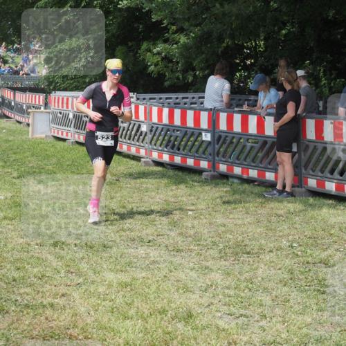 15.06.2025 - 27. Vierlanden-Triathlon KatJ http://msf.ph/oto/8038318 15.06.2025 11:32:21 Schwimmen  meine-sportfotos.de