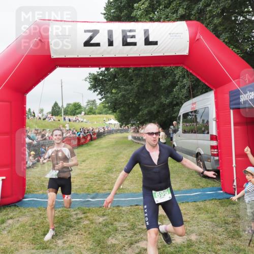 21.06.2025 - 27. Vierlanden-Triathlon MichiJ http://msf.ph/oto/8038325 15.06.2026 13:16:24 Ziel 696, 708 meine-sportfotos.de