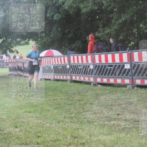 21.06.2025 - 27. Vierlanden-Triathlon KatJ http://msf.ph/oto/8038336 15.06.2025 14:20:34 Ziel 1225 meine-sportfotos.de