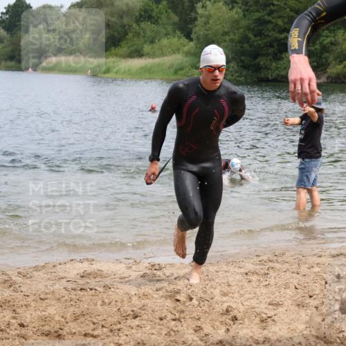 21.06.2025 - 27. Vierlanden-Triathlon Lena Gebhardt http://msf.ph/oto/8038337 15.06.2025 12:10:58 Schwimmen 1044, 1045, 1046, 1047, 1048 meine-sportfotos.de
