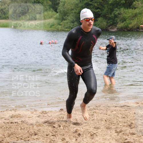 21.06.2025 - 27. Vierlanden-Triathlon Lena Gebhardt http://msf.ph/oto/8038339 15.06.2025 12:10:59 Schwimmen 1044, 1045, 1046, 1047, 1048 meine-sportfotos.de