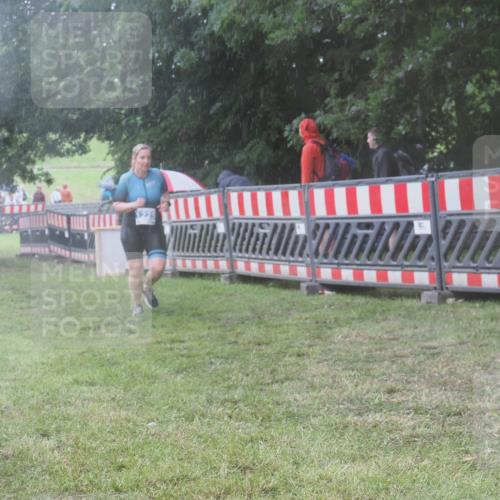21.06.2025 - 27. Vierlanden-Triathlon KatJ http://msf.ph/oto/8038340 15.06.2025 14:20:34 Ziel 1225 meine-sportfotos.de