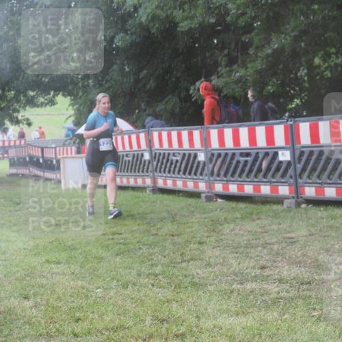 21.06.2025 - 27. Vierlanden-Triathlon KatJ http://msf.ph/oto/8038342 15.06.2025 14:20:34 Ziel 1225 meine-sportfotos.de