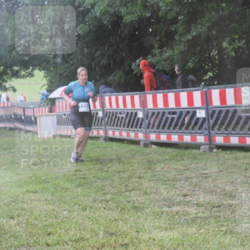21.06.2025 - 27. Vierlanden-Triathlon KatJ http://msf.ph/oto/8038350 15.06.2025 14:20:35 Ziel 1225 meine-sportfotos.de
