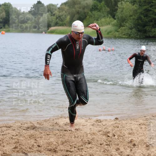 21.06.2025 - 27. Vierlanden-Triathlon Lena Gebhardt http://msf.ph/oto/8038351 15.06.2025 12:11:00 Schwimmen 1044, 1045, 1046, 1047, 1048 meine-sportfotos.de