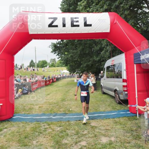 21.06.2025 - 27. Vierlanden-Triathlon MichiJ http://msf.ph/oto/8038352 15.06.2026 13:16:37 Ziel 70 meine-sportfotos.de