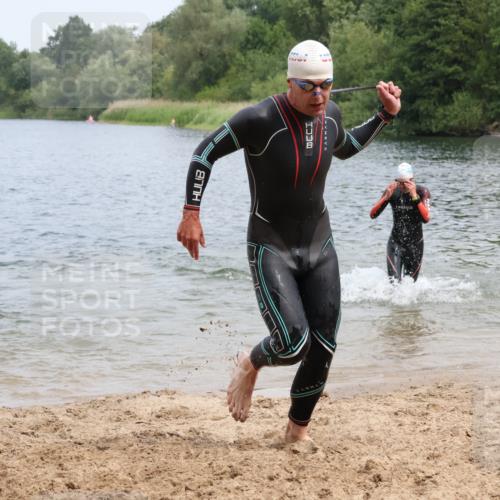 21.06.2025 - 27. Vierlanden-Triathlon Lena Gebhardt http://msf.ph/oto/8038355 15.06.2025 12:11:00 Schwimmen 1044, 1045, 1046, 1047, 1048 meine-sportfotos.de