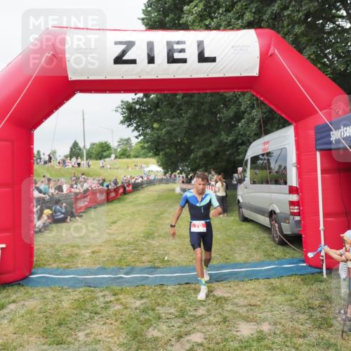 21.06.2025 - 27. Vierlanden-Triathlon MichiJ http://msf.ph/oto/8038356 15.06.2026 13:16:37 Ziel 70 meine-sportfotos.de