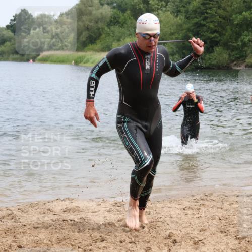 21.06.2025 - 27. Vierlanden-Triathlon Lena Gebhardt http://msf.ph/oto/8038359 15.06.2025 12:11:00 Schwimmen 1044, 1045, 1046, 1047, 1048 meine-sportfotos.de