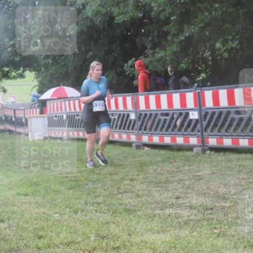 21.06.2025 - 27. Vierlanden-Triathlon KatJ http://msf.ph/oto/8038363 15.06.2025 14:20:35 Ziel 1225 meine-sportfotos.de